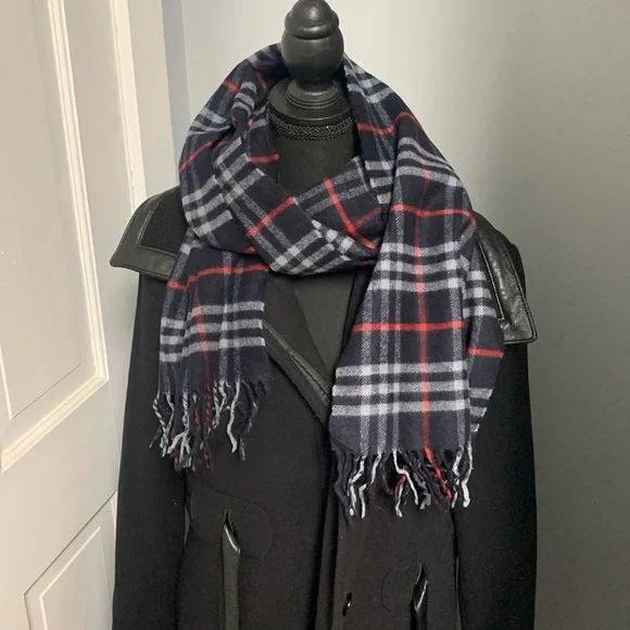Authentic Burberrys (vintage) black plaid scarf - Picture 5 of 17